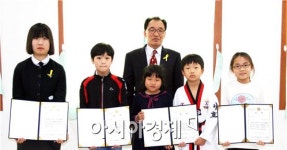 곡성교육문화회관, 다독자 시상 및 도서관주간 행사 진행  - 아시아경제 곡성교육문화회관, 다독자 시상 및 도서관주간 행사 진행 