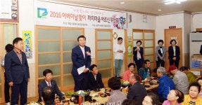 [포토]광주시 남구, 어버이날 맞이 까치마을 어르신 위안 행사  - 아시아경제 [포토]광주시 남구, 어버이날 맞이 까치마을 어르신 위안 행사 