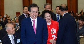 [포토]대한노인회 찾은 홍준표 내외 - 아시아경제 [포토]대한노인회 찾은 홍준표 내외