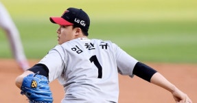 [포토]시즌 5승 도전하는 LG 임찬규 - 아시아경제 [포토]시즌 5승 도전하는 LG 임찬규