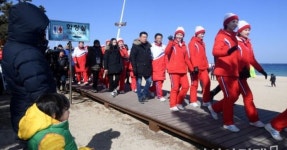 [포토] 꼬마 숙녀와 손인사하는 북한 응원단 - 아시아경제 [포토] 꼬마 숙녀와 손인사하는 북한 응원단