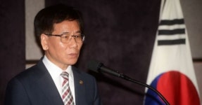 [포토]경총 정기총회 참석한 이성기 고용노동부 차관 - 아시아경제 [포토]경총 정기총회 참석한 이성기 고용노동부 차관