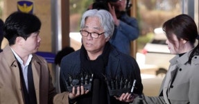 이윤택, 이틀째 경찰 출석…