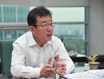 '정치 신인' 홍철호가 바라본 [놀고먹는 국회의원] | Save Internet 뉴데일리 '정치 신인' 홍철호가 바라본 [놀고먹는 국회의원]