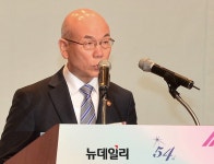 [포토] 문 대통령 축사 대독하는 이효성 - Save Internet 뉴데일리 [포토] 문 대통령 축사 대독하는 이효성