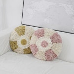 다원몰 :: THE FRIGG [핸드메이드] 마리플라워 원형쿠션 / 솜포함 (2Color) THE FRIGG [핸드메이드] 마리플라워 원형쿠션 / 솜포함 (2Color)