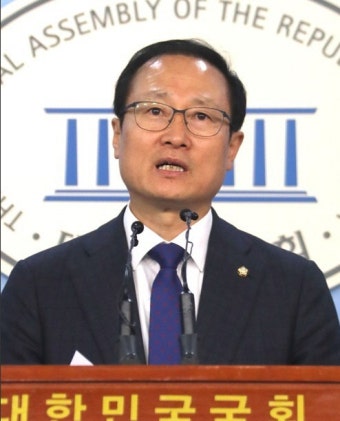 민주당 차기원내대표 홍영표, 노웅래 격돌…차기 원내대표는 국회 정상화 이뤄낼까? : 국제신문 민주당 차기원내대표 홍영표, 노웅래 격돌…차기...
