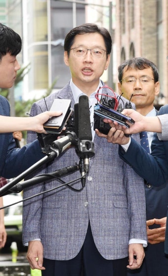 김경수 심야조사…팽팽한 진실공방 : 국제신문 김경수 심야조사…팽팽한 진실공방