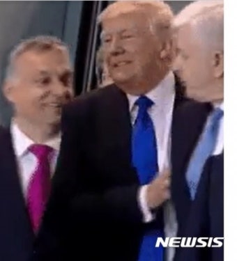 ‘무례한’ 트럼프…나토회의서 몬테네그로 총리 팔로 밀쳐 ‘뭇매’ : 뉴스 : 동아닷컴