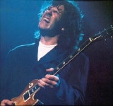 기타솔로 한 곡 듣고 가시죠.