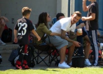 플래시24- > 커뮤니티 > 베컴네ㅋㅋ 크루즈 축구시합 보러옴ㅇㅇ