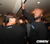 [사진]로하스,윷놀이 현장 라이브방송 중   - 미주 중앙일보 