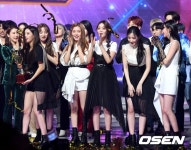 [사진](여자)아이들, '쇼챔 1위에 미소 활짝'   - 미주 중앙일보 