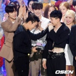 [사진]슈퍼주니어 D&E,더쇼 1위에 쑥스러워   - 미주 중앙일보 