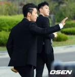 [사진]슈퍼주니어 D&E 동해,멋진 손인사   - 미주 중앙일보 