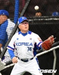 [사진]김경문 감독,미트 오랜만이야 - NO.1 축구 전문 미디어, 스포탈코리아 [사진]김경문 감독,미트 오랜만이야