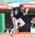 쎈 오키나와] -NO.1 종합 스포츠 전문 미디어, 스포탈코리아 LG 이형종, 윤성환 상대 1회초 선두 타자 홈런 [오!쎈 오키나와]