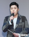[사진]쇼케이스 진행하는 MC 하루   - 미주 중앙일보 