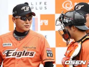 [사진]최원호 감독대행,'리드 좋아'   - 미주 중앙일보
