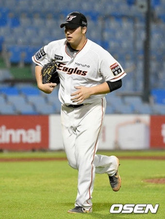 [사진]6회초 교체되는 한화 선발 김민우 - NO.1 축구 전문 미디어, 스포탈코리아 [사진]6회초 교체되는 한화 선발 김민우