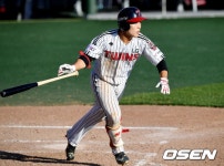 [사진]싹슬이 3타점 적시타 때려내는 함창건 -NO.1 종합 스포츠 전문 미디어, 스포탈코리아 [사진]싹슬이 3타점 적시타 때려내는 함창건