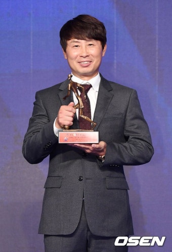 [사진]김기동 감독,'감독상 받았습니다' - 미주중앙일보  [사진]김기동 감독,'감독상 받았습니다'