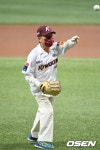 [사진]현충일 경기 앞서 시구하는 국가유공자 김현수 옹 - NO.1 축구 전문 미디어, 스포탈코리아 [사진]현충일 경기 앞서 시구하는 국가유공자... 