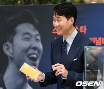 [사진]손흥민, '기념메달 출시에 훈훈한 미소' - NO.1 축구 전문 미디어, 스포탈코리아 [사진]손흥민, '기념메달 출시에 훈훈한 미소'
