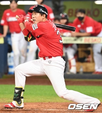 [사진]고종욱,'10구 승부 결과는 2타점 적시타' - NO.1 축구 전문 미디어, 스포탈코리아 [사진]고종욱,'10구 승부 결과는 2타점 적시타'
