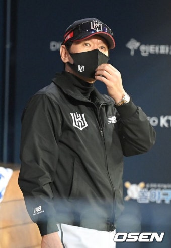[사진]이강철 감독.'박경수 큰 부상 아니길' - NO.1 축구 전문 미디어, 스포탈코리아 [사진]이강철 감독.'박경수 큰 부상 아니길'