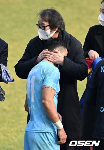 [사진]세징야 안아 주는 조광래 대표이사 - NO.1 축구 전문 미디어, 스포탈코리아 [사진]세징야 안아 주는 조광래 대표이사