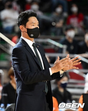 [사진]전희철 감독,'통합우승을 향해' - NO.1 축구 전문 미디어, 스포탈코리아 [사진]전희철 감독,'통합우승을 향해'