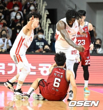 [사진]박지훈, 워니의 무릎에 얼굴 부딪혀 부상 - NO.1 축구 전문 미디어, 스포탈코리아 [사진]박지훈, 워니의 무릎에 얼굴 부딪혀 부상