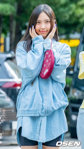 [사진]뉴진스 혜인,'꽃이 피었어요'::스포탈코리아 [사진]뉴진스 혜인,'꽃이 피었어요'