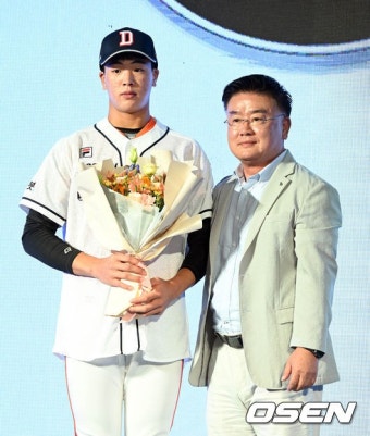 [사진]두산 최준호-김태룡 단장과 함께 - NO.1 축구 전문 미디어, 스포탈코리아 [사진]두산 최준호-김태룡 단장과 함께