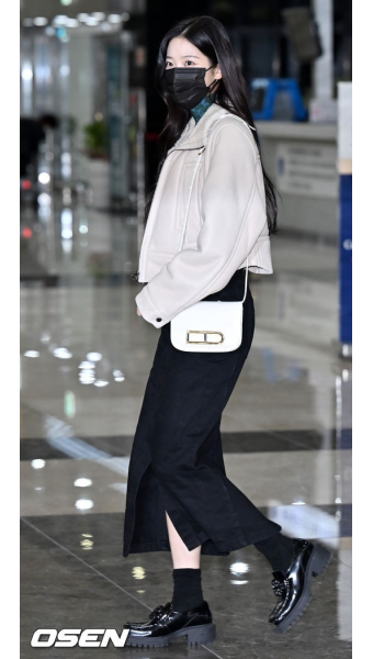 [사진]르세라핌 카즈하,'청순미 뽐내며 출국' - NO.1 축구 전문 미디어, 스포탈코리아 [사진]르세라핌 카즈하,'청순미 뽐내며 출국'