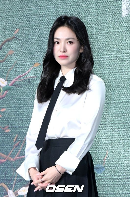 배우 송혜교, 음원 녹음과 유튜브 활동으로 화제...엄정화 곡 리메이크 음원 발매 소식