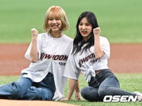 [사진]트라이비 현빈-송선,고척돔 그라운드 앉아 - NO.1 축구 전문 미디어, 스포탈코리아 [사진]트라이비 현빈-송선,고척돔 그라운드 앉아