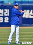 [사진] 선수들 훈련 지켜보는 박진만 감독, 매의 눈으로 -NO.1 종합 스포츠 전문 미디어, 스포탈코리아 [사진] 선수들 훈련 지켜보는 박진만 감독... 