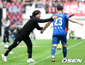 [사진]이기제 격려하는 수원 최성용 감독대행, '100번째 슈퍼매치 승리로' - NO.1 축구 전문 미디어, 스포탈코리아 [사진]이기제 격려하는 수원...