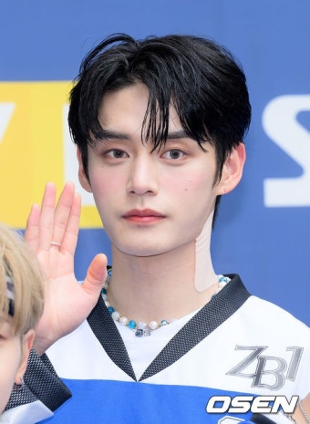 [사진]제로베이스원 김지웅,'목 부상에도 스케쥴 소화'::스포탈코리아 [사진]제로베이스원 김지웅,'목 부상에도 스케쥴 소화'