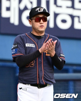 [사진]선수단 향해 박수 보내는 최원호 감독::스포탈코리아 [사진]선수단 향해 박수 보내는 최원호 감독