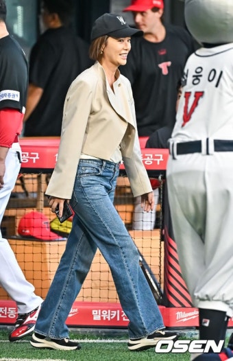 [사진]황정음,'7인의 탈출 주동민 감독님 시구 응원하러 왔어요'::스포탈코리아 [사진]황정음,'7인의 탈출 주동민 감독님 시구 응원하러 왔어요'