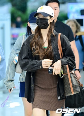 [사진]르세라핌 카즈하, '마스크로 가려도 돋보이는 미모'::스포탈코리아 [사진]르세라핌 카즈하, '마스크로 가려도 돋보이는 미모'