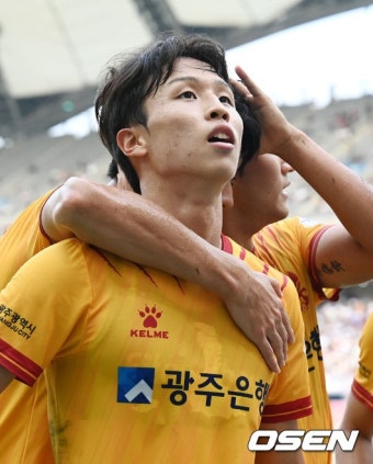 [사진]엄지성,'추가골 넣고 기뻐했지만'::스포탈코리아 [사진]엄지성,'추가골 넣고 기뻐했지만'
