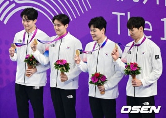 [사진]황선우-김우민-이호준-양재훈,'단체 계영 800m 금메달'::스포탈코리아 [사진]황선우-김우민-이호준-양재훈,'단체 계영 800m 금메달'