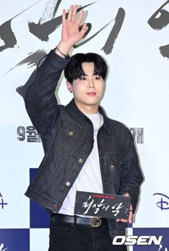 [사진]영제이,'팬 향해 인사'::스포탈코리아 [사진]영제이,'팬 향해 인사'