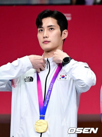 [사진]펜싱 김준호, '반짝이는 금메달 목에 걸고''::스포탈코리아 [사진]펜싱 김준호, '반짝이는 금메달 목에 걸고''