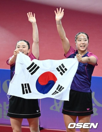 [사진]금메달 전지희-신유빈,'휘날리는 태극기'::스포탈코리아 [사진]금메달 전지희-신유빈,'휘날리는 태극기'