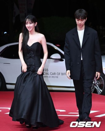 [사진]전종서,'연인 이충현 감독과 레드카펫 밟아요'::스포탈코리아 [사진]전종서,'연인 이충현 감독과 레드카펫 밟아요'